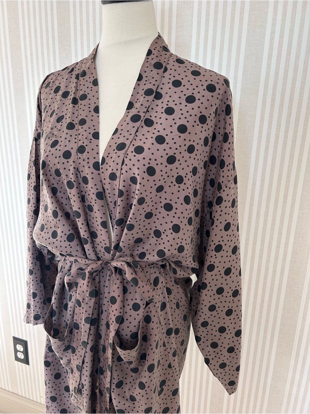 VTG Robert Stock 100% Silk Robe Duster w/ Belt Mauve w/ Black Polka Dot One Size - Picture 3 of 11